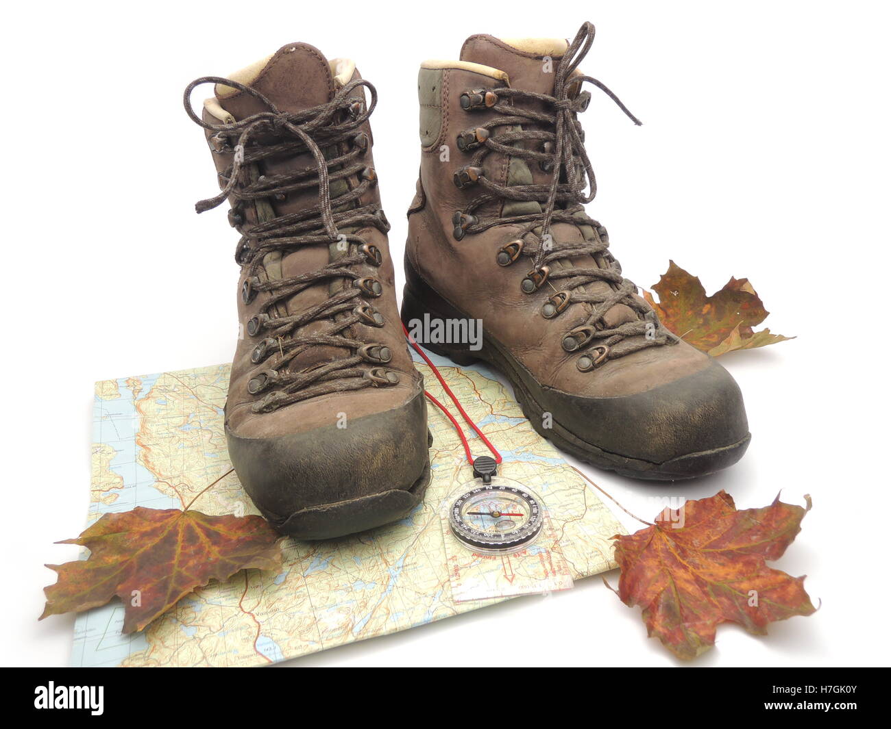 Chaussures de randonnée avec carte, boussole et feuilles d'automne Banque D'Images