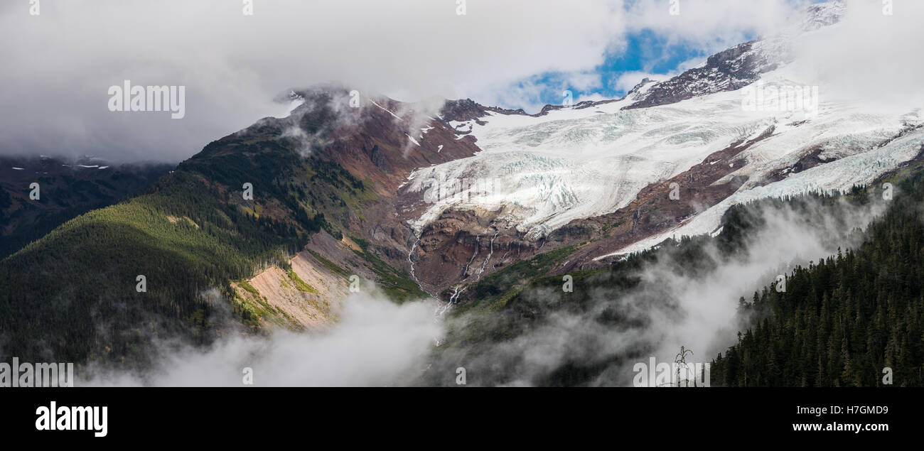 Vue panoramique du glacier de mont Baker, un volcan actif dans la gamme North Cascades. Washington, USA. Banque D'Images