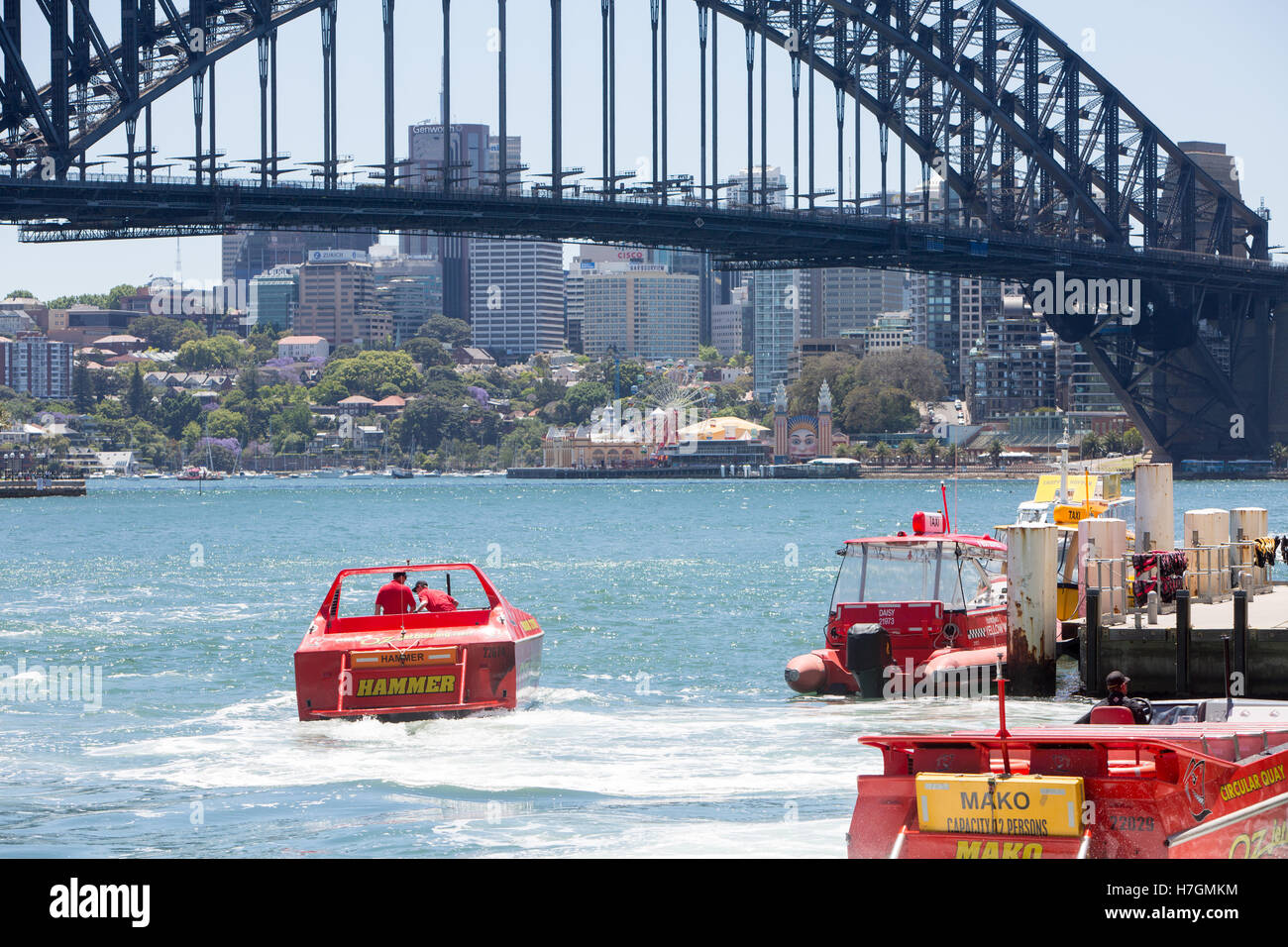 Sydney Harbour Bridge et oz saute-moutons thrills à Circular Quay, Sydney, Australie Banque D'Images