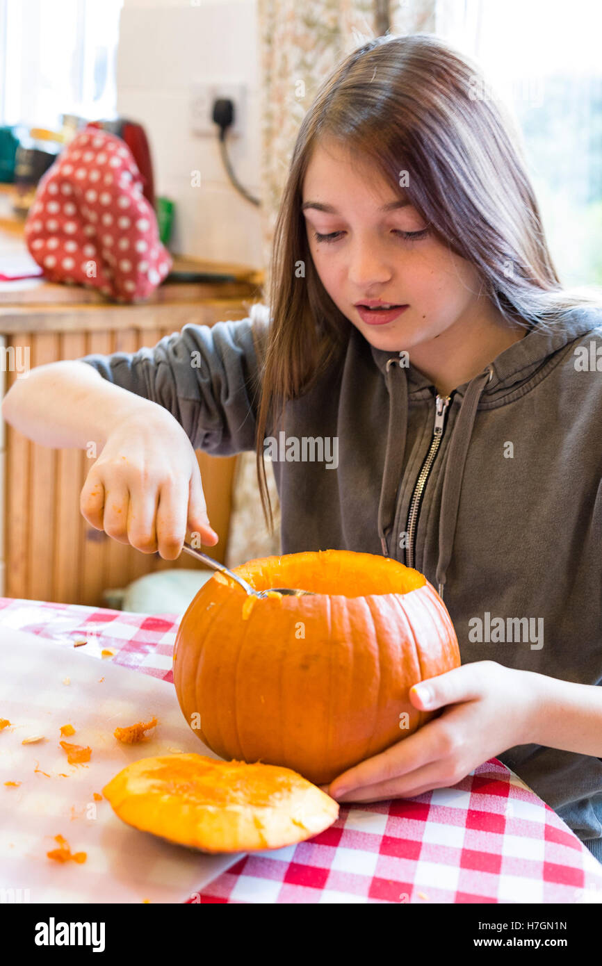 Jeune fille sculpter une citrouille à l'Halloween modèle libération : Oui. Biens : Non. Banque D'Images