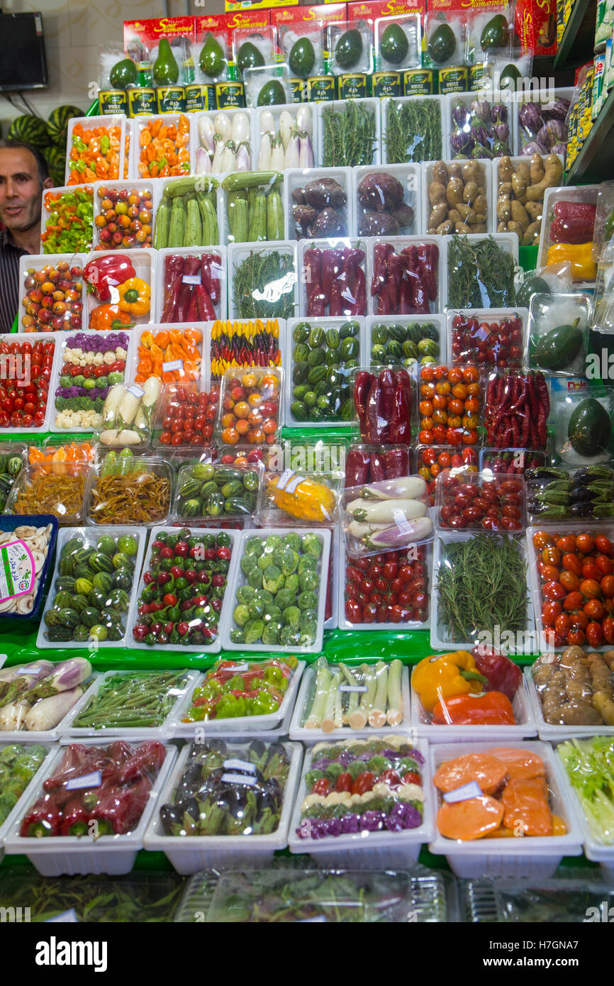 Enveloppés dans du plastique mini légumes sélections au marché intérieur Banque D'Images
