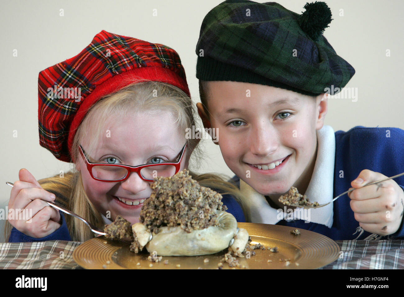 Enfants écossais de manger un Burns Supper Banque D'Images