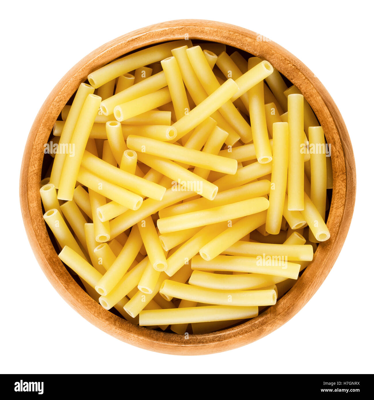 Pâtes macaronis dans bol en bois, Italien maccheroni, nouilles de raccourci en forme de petits tubes. Banque D'Images