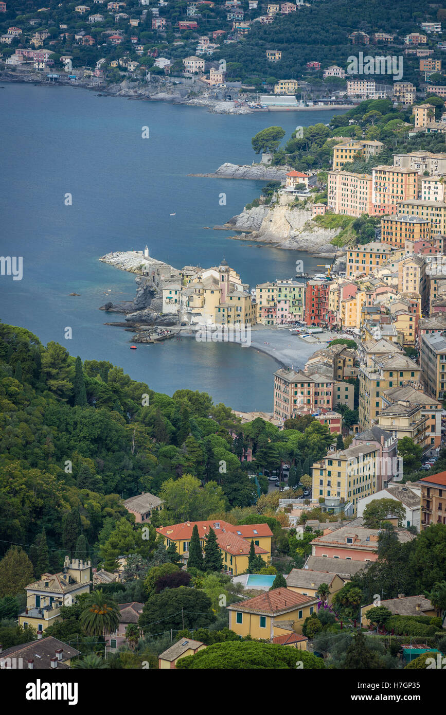 Vue sur Camogli, célèbre village italien dans la riviera italienne Banque D'Images