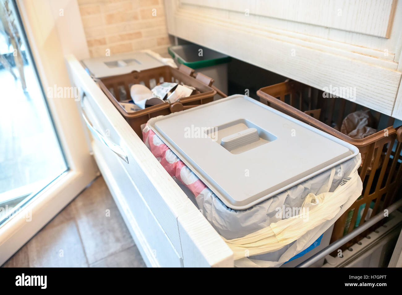 Tri des déchets Recyclage des tâches domestiques cuisine tiroirs Banque D'Images