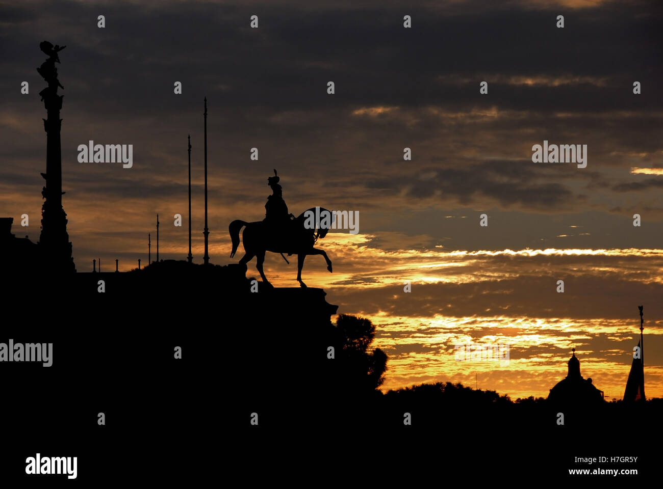 Coucher de soleil sur l'autel de la nation dans le centre historique de Rome, avec premier roi d'Italie monument équestre silhouette Banque D'Images