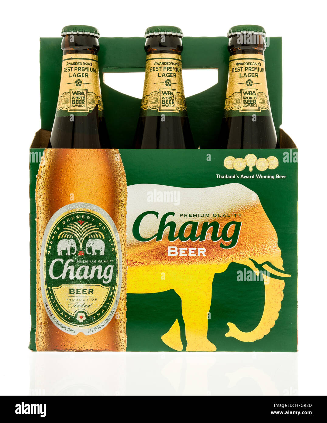Winneconne, WI - 3 novembre 2016 : Six pack de bière Chang sur un fond isolé. Banque D'Images Winneconne, WI - 3 novembre 2016 : Six pack de bière Chang sur un fond isolé. Banque D'Images