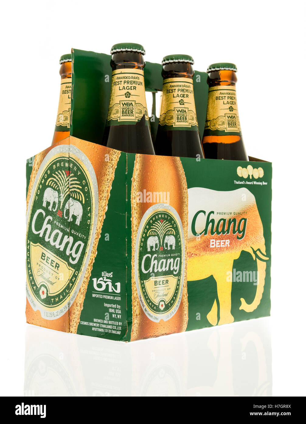 Winneconne, WI - 3 novembre 2016 : Six pack de bière Chang sur un fond isolé. Banque D'Images