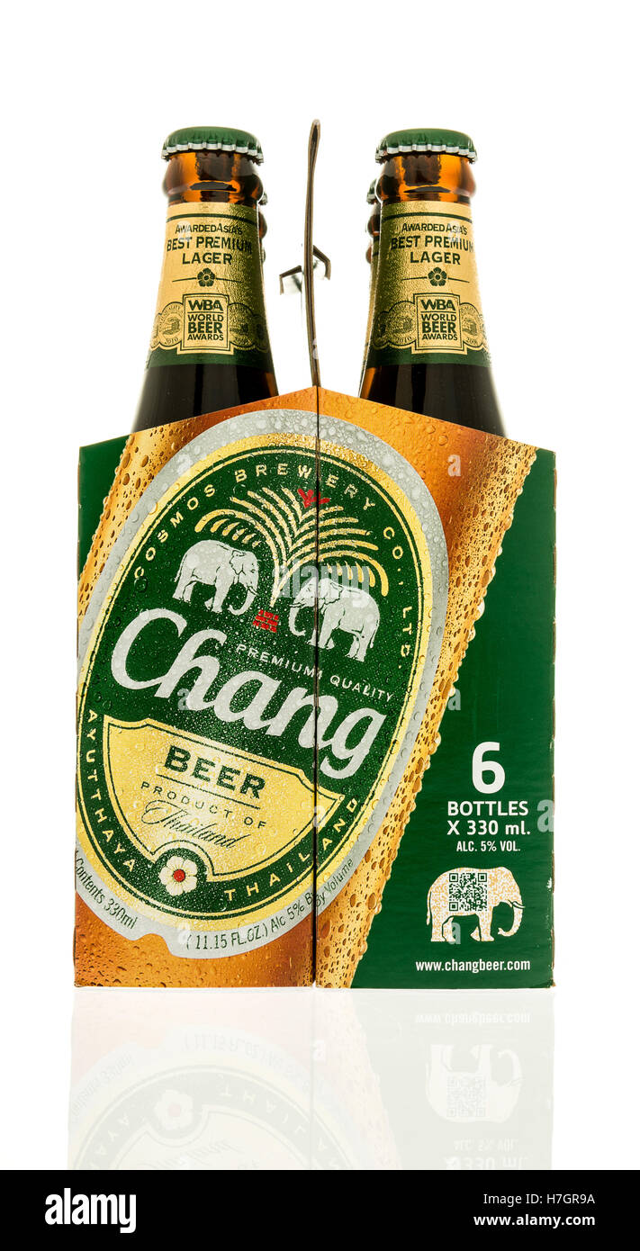 Winneconne, WI - 3 novembre 2016 : Six pack de bière Chang sur un fond isolé. Banque D'Images