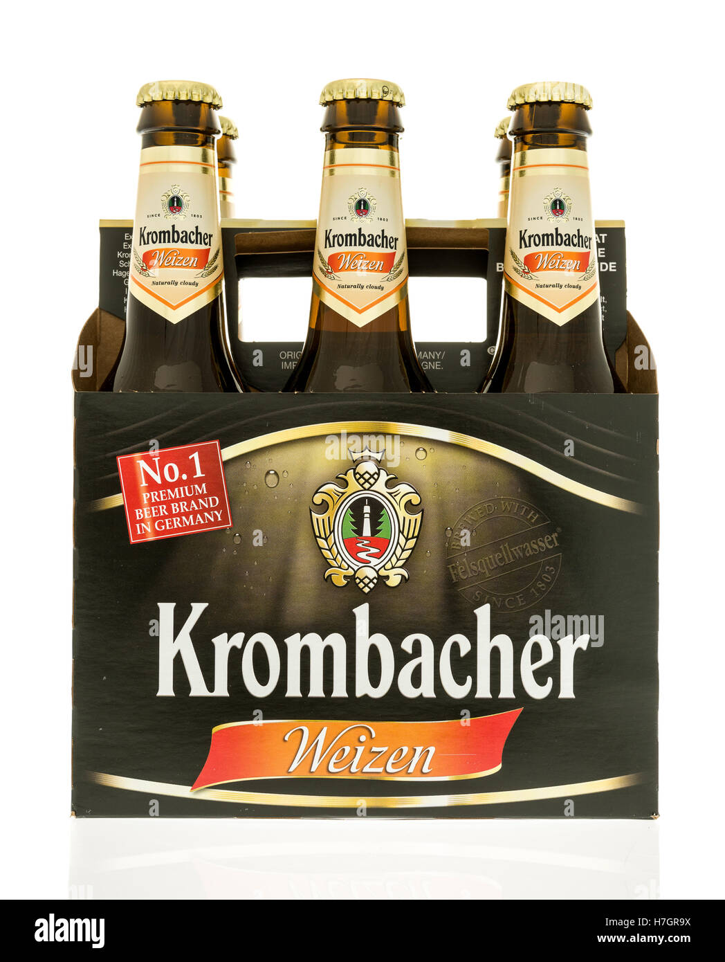 Winneconne, WI - 3 novembre 2016 : Six pack de bière Krombacher isolé sur un arrière-plan. Banque D'Images