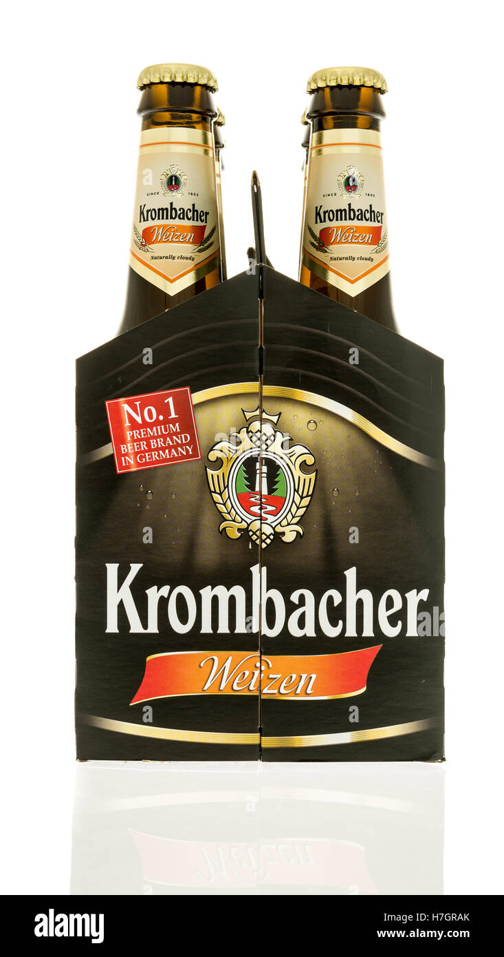 Winneconne, WI - 3 novembre 2016 : Six pack de bière Krombacher isolé sur un arrière-plan. Banque D'Images