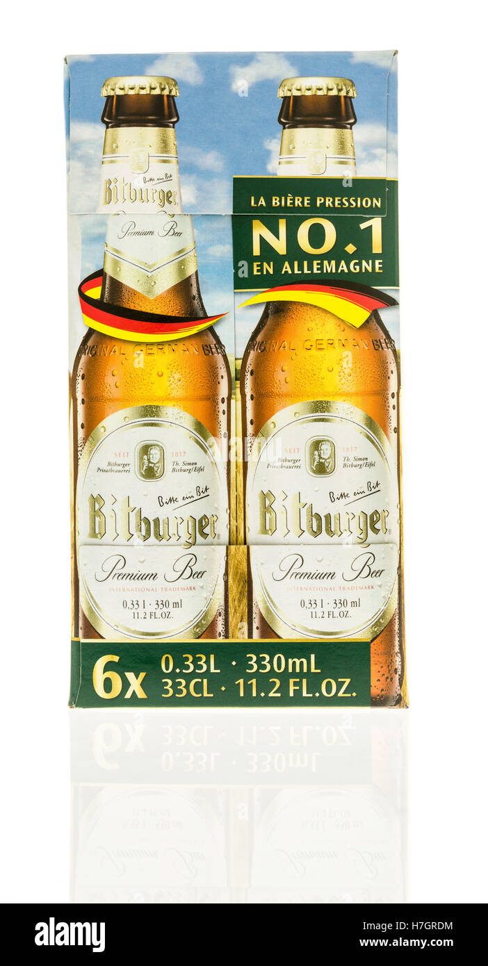 Winneconne, WI - 3 novembre 2016 : Six pack de bière Bitburger isolé sur un arrière-plan. Banque D'Images Winneconne, WI - 3 novembre 2016 : Six pack de bière Bitburger isolé sur un arrière-plan. Banque D'Images