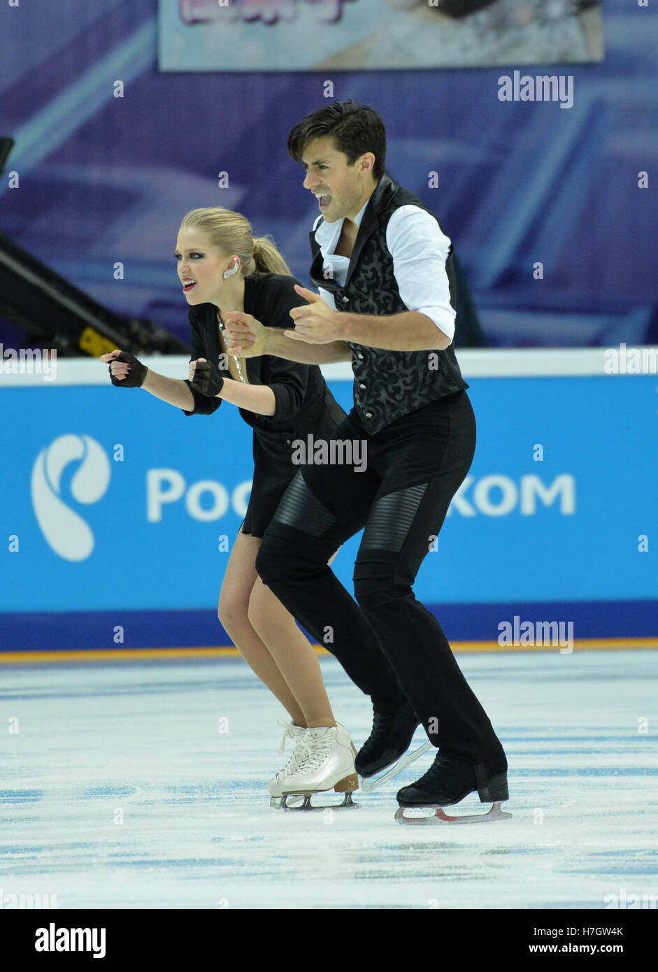 Moscou, Russie. 4 novembre, 2016. Kaitlyn Weaver et Andrew Poje, effectuer pendant le court programme de danse sur glace au Grand Prix of Figure Skating de Rostelecom Cup 2016. Credit : Nearchos Panayiotou/Alamy Live News. Banque D'Images