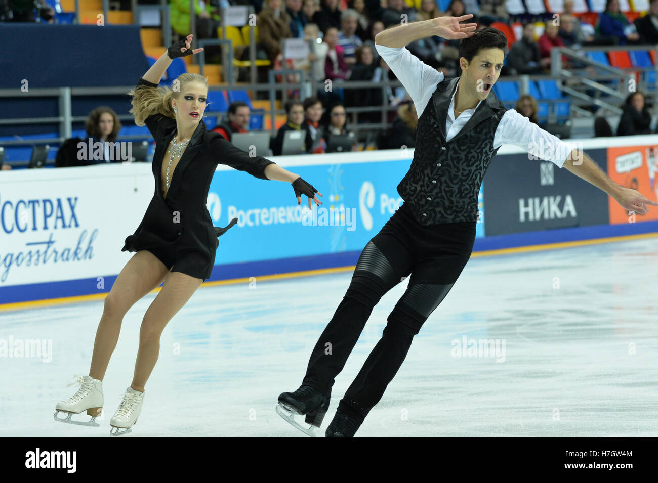 Moscou, Russie. 4 novembre, 2016. Kaitlyn Weaver et Andrew Poje, effectuer pendant le court programme de danse sur glace au Grand Prix of Figure Skating de Rostelecom Cup 2016. Credit : Nearchos Panayiotou/Alamy Live News. Banque D'Images