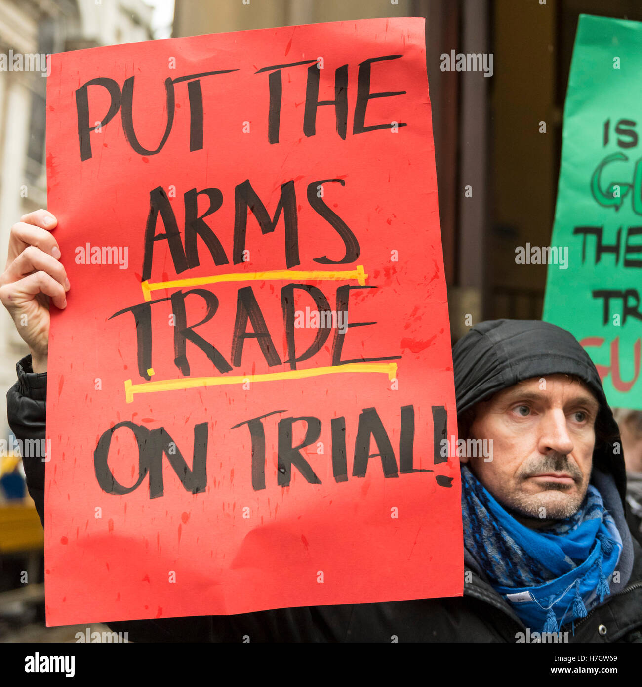 Londres, Royaume-Uni. 4 novembre 2016. Les supporters affluent à l'extérieur de la ville de Londres Cour des magistrats de faire preuve de solidarité avec le militant bahreïni Isa al-Aali, avant son audience au tribunal aujourd'hui. En juillet 2016, l'Isa a été arrêté lors de manifestations contre le Farnborough International foire aux armements's gala au Musée des sciences comme il a fait campagne pour tenir le gouvernement britannique à compte sur les ventes d'armes. Crédit : Stephen Chung / Alamy Live News Banque D'Images