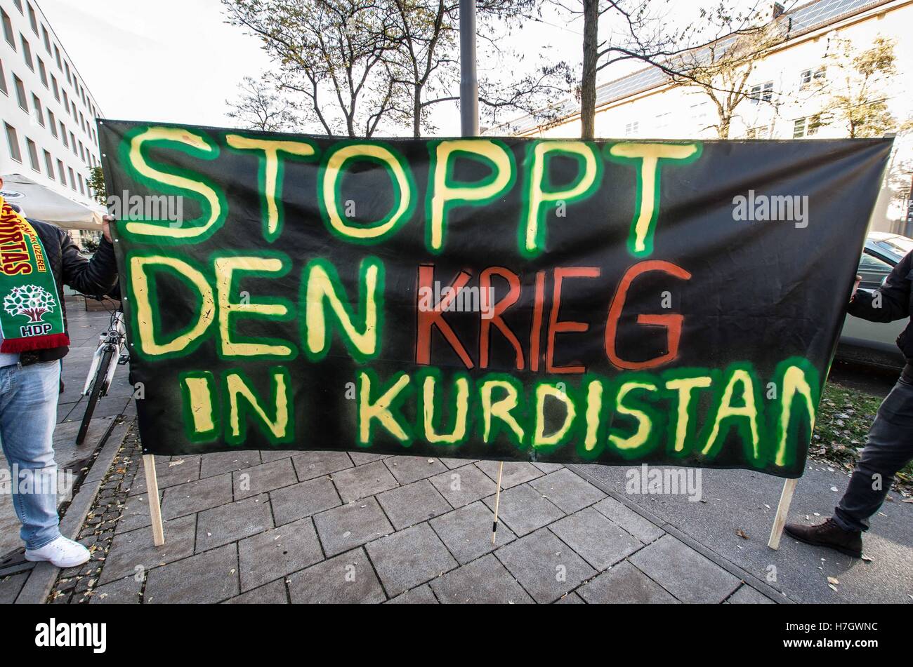 Munich, Allemagne. 4ème Nov, 2016. Kurdes démontrer à Munich en solidarité avec les arrêtées politiciens HDP en Turquie.la nuit, les 3 et 4 novembre, la Turquie a annoncé qu'elle a arrêté deux co-leaders de la pro-kurde, Parti démocratique du peuple (HDP). En outre, 11 députés de plus ont été arrêtés et leurs maisons à Ankara et de l'est régions kurdes ont également été perquisitionnés. Les raisons de l'arrestation n'a été donné de "défaut de comparaître pour une assignation à témoigner dans le cadre d'une enquête antiterroriste''. Credit : ZUMA Press, Inc./Alamy Live News Banque D'Images