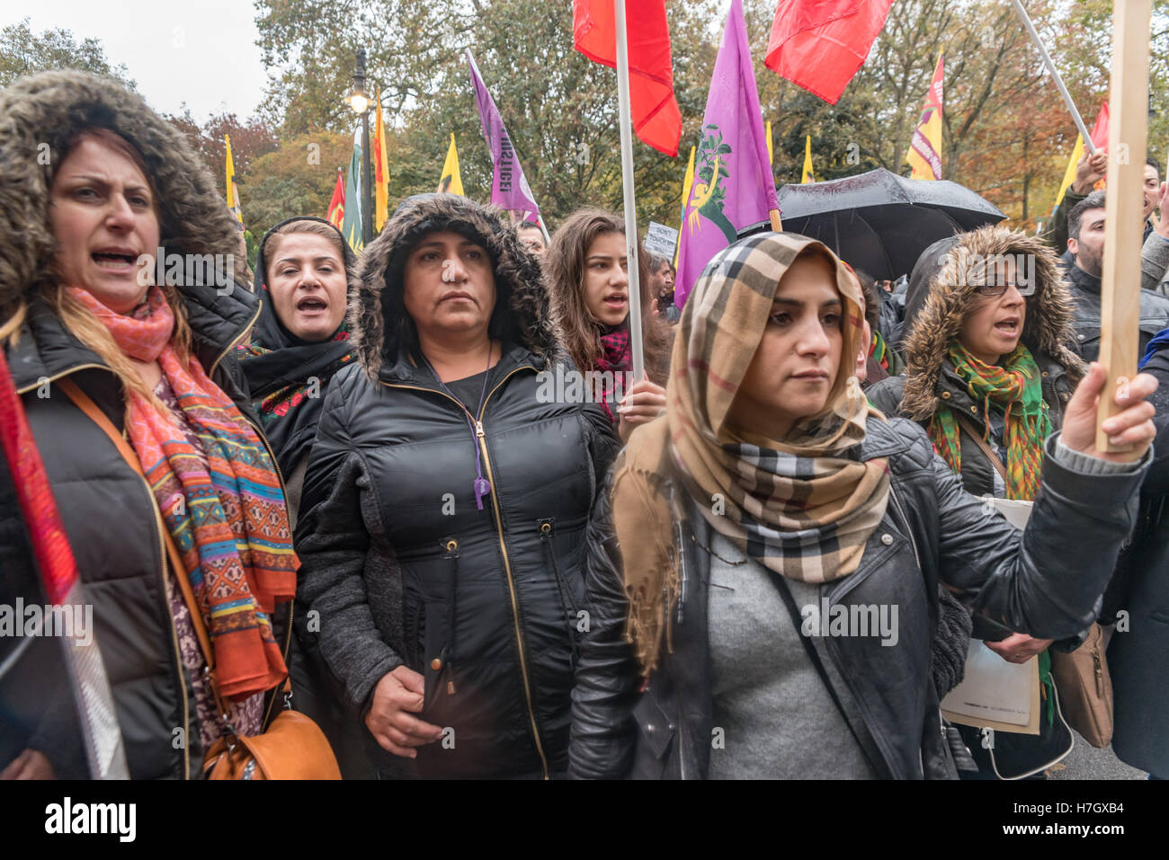 Londres, Royaume-Uni. 4e novembre 2016. Kurdes écouter des discours au rassemblement devant l'ambassade de Turquie après l'arrestation début aujourd'hui des deux dirigeants de la Turquie pro-kurde du Parti démocratique des peuples (HDP), avec au moins 11 députés. Ils la voient comme une tentative par le gouvernement et le Premier ministre Erdogan pour éradiquer la démocratie en Turquie. Kurdes dire l'État turc a été l'augmentation des attaques contre des Kurdes depuis la tentative de coup d'État, et de dire la dernière action est invité par le succès de forces kurdes dans l'attaque de l'ISIS (Daesh) Crédit : Peter Marshall/Alamy Live News Banque D'Images