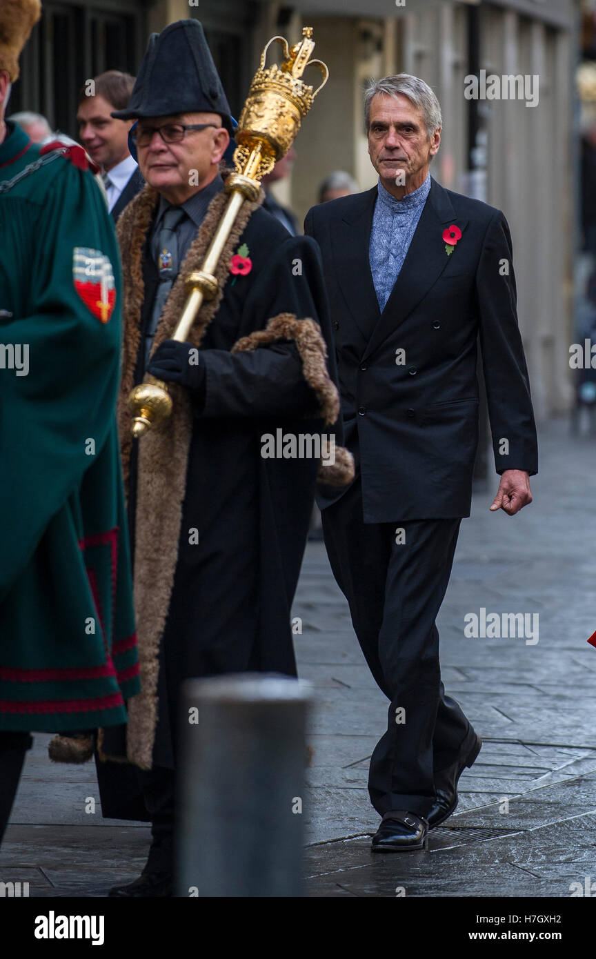 Bath, Royaume-Uni. 4ème Nov, 2016. Acteur Jeremy Irons arrive à l'abbaye de Bath, où il a été installé en tant que chancelier de l'Université de Bath Spa. Crédit : Andrew Lloyd/Alamy Live News Banque D'Images