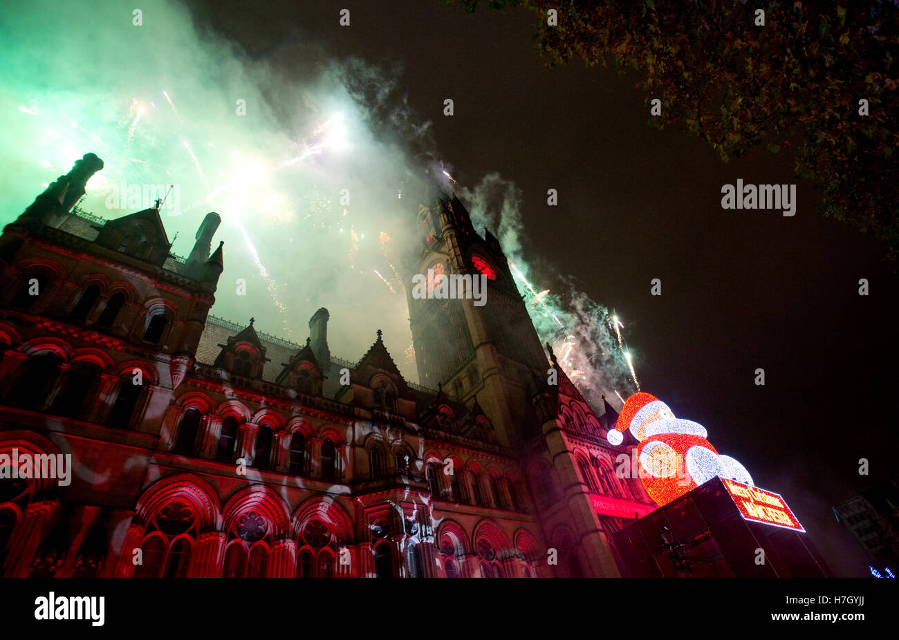 Manchester, UK. 4e novembre 2016. L'artifice à l'assemblée annuelle de l'interrupteur des lumières de Noël dans Albert Square, Manchester. Credit : Russell Hart/Alamy Live News. Banque D'Images