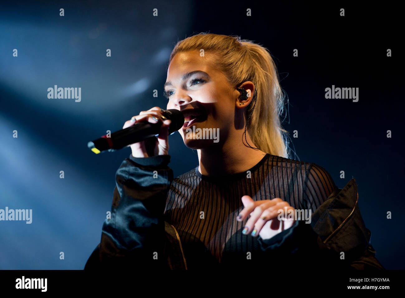 Manchester, UK. 4e novembre 2016. Singer Louisa Johnson, vainqueur de X-Factor 2015, fonctionne à l'interrupteur des feux de Noël annuel-sur dans Albert Square, Manchester. Credit : Russell Hart/Alamy Live News. Banque D'Images