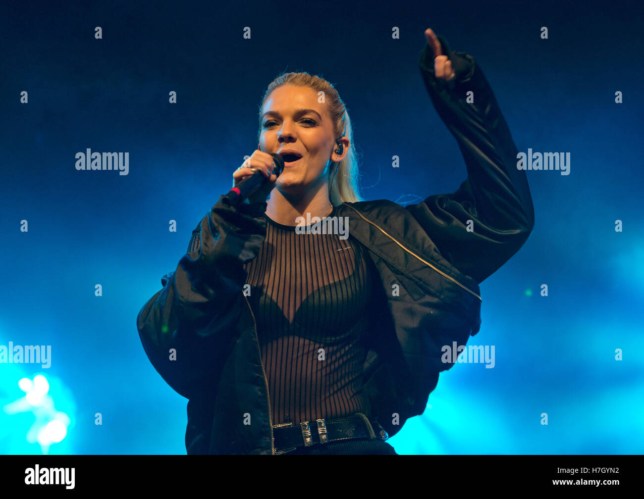 Manchester, UK. 4e novembre 2016. Singer Louisa Johnson, vainqueur de X-Factor 2015, fonctionne à l'interrupteur des feux de Noël annuel-sur dans Albert Square, Manchester. Credit : Russell Hart/Alamy Live News. Banque D'Images