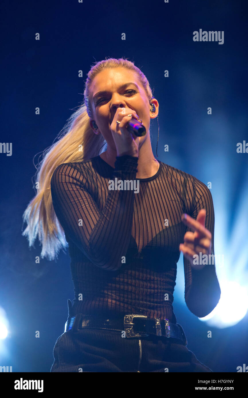 Manchester, UK. 4e novembre 2016. Singer Louisa Johnson, vainqueur de X-Factor 2015, fonctionne à l'interrupteur des feux de Noël annuel-sur dans Albert Square, Manchester. Credit : Russell Hart/Alamy Live News. Banque D'Images