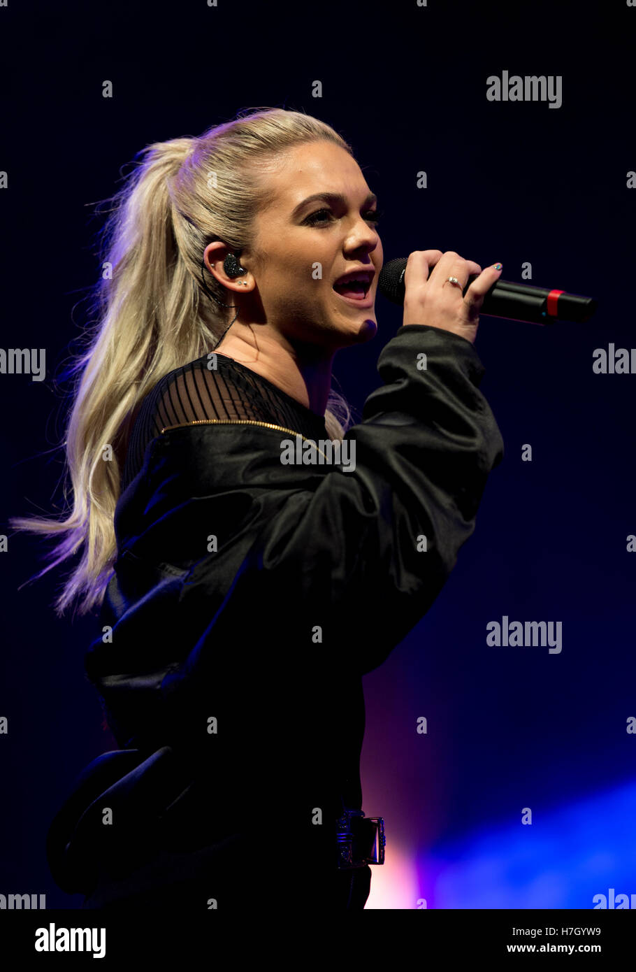 Manchester, UK. 4e novembre 2016. Singer Louisa Johnson, vainqueur de X-Factor 2015, fonctionne à l'interrupteur des feux de Noël annuel-sur dans Albert Square, Manchester. Credit : Russell Hart/Alamy Live News. Banque D'Images