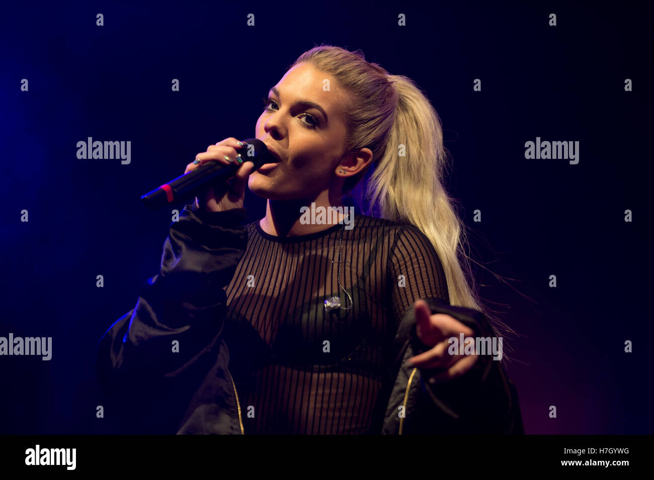 Manchester, UK. 4e novembre 2016. Singer Louisa Johnson, vainqueur de X-Factor 2015, fonctionne à l'interrupteur des feux de Noël annuel-sur dans Albert Square, Manchester. Credit : Russell Hart/Alamy Live News. Banque D'Images
