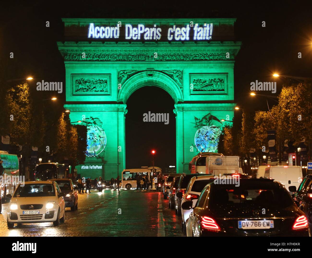 Paris. 4ème Nov, 2016. L'Arc de Triomphe est allumé en vert à Paris, France le 4 novembre 2016 pour célébrer l'entrée en vigueur de l'Accord de Paris sur le changement climatique. Credit : Han Qian/Xinhua/Alamy Live News Banque D'Images