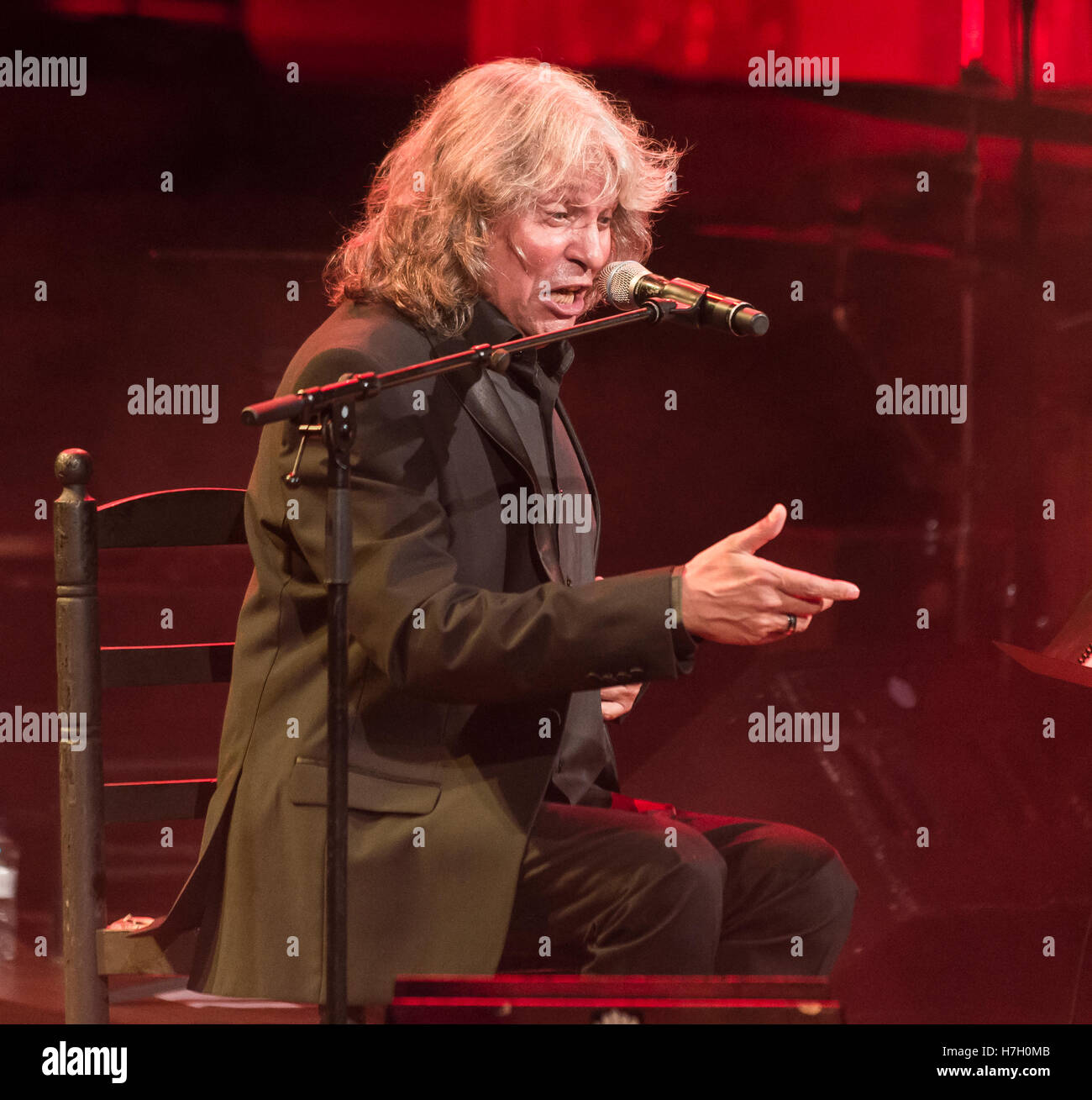 Barcelone, Espagne. 04 novembre 2016. Chanteur de Flamenco Jose Merce effectue vivent dans des palais de la musique au cours de la 2016 de cajon flamenco de Barcelone Festival. Credit : Victor Puig/Alamy Live News Banque D'Images