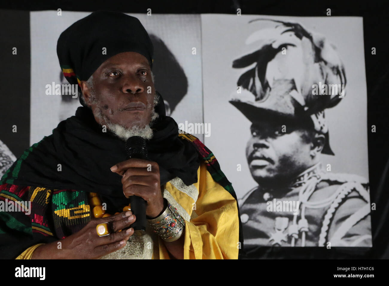 Londres, Royaume-Uni. 4ème Nov, 2016. Mutabaruka, un poète dub jamaïcain Rastafari est à côté d'une image de Marcus Garvey en tant qu'il effectue pour des centaines au centre Karibu à Brixton. Credit : Thabo Jaiyesimi/Alamy Live News Banque D'Images