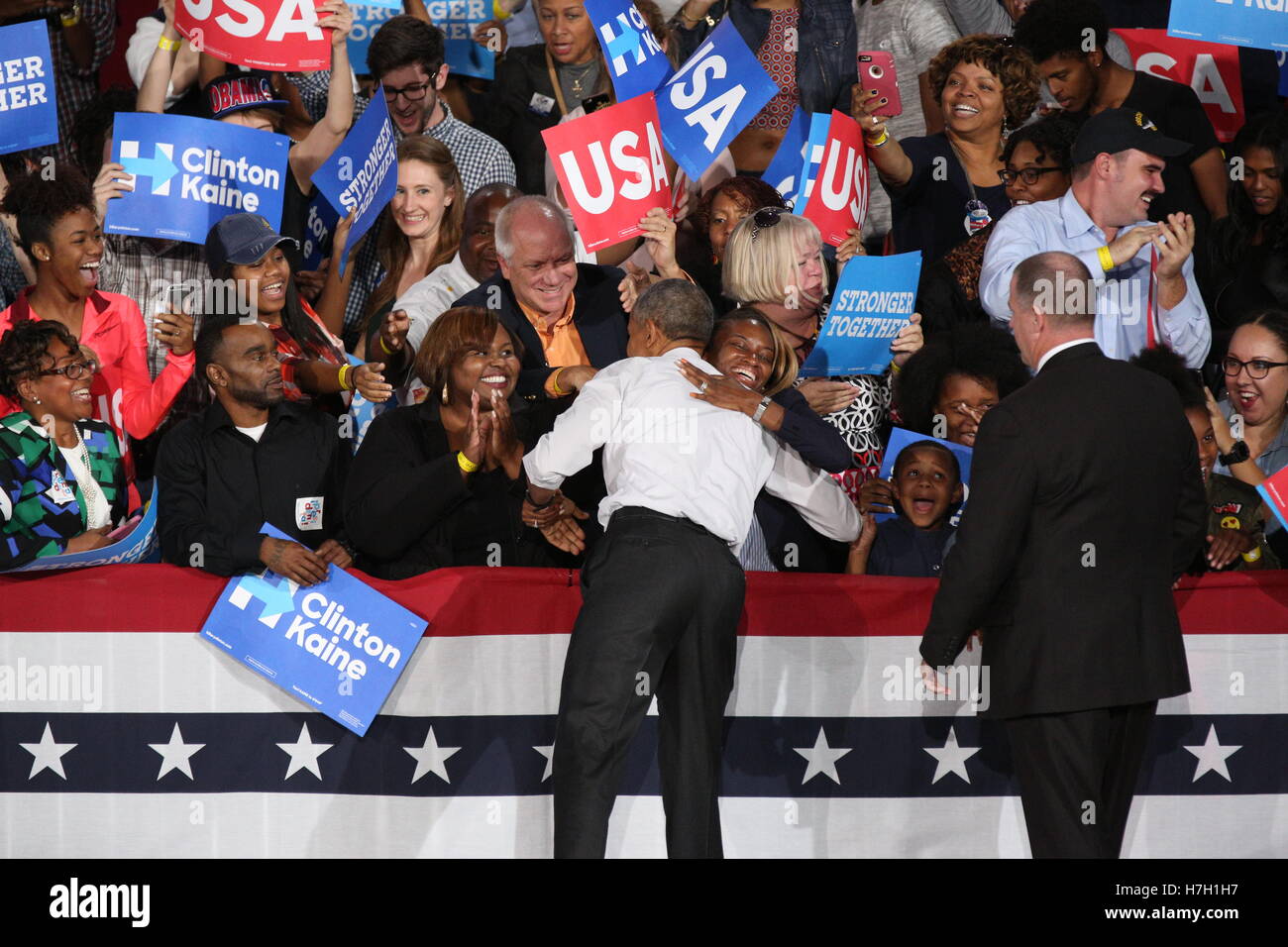 Charlotte, USA. 08Th Nov, 2016. Le président américain Barack Obama serre la main, donne aux étreintes, et rassemble à la foule après son discours à l'appui de la candidature présidentielle Hillary Clinton au Pavillon de Musique de la PNC à Charlotte, NC, le 4 novembre Banque D'Images