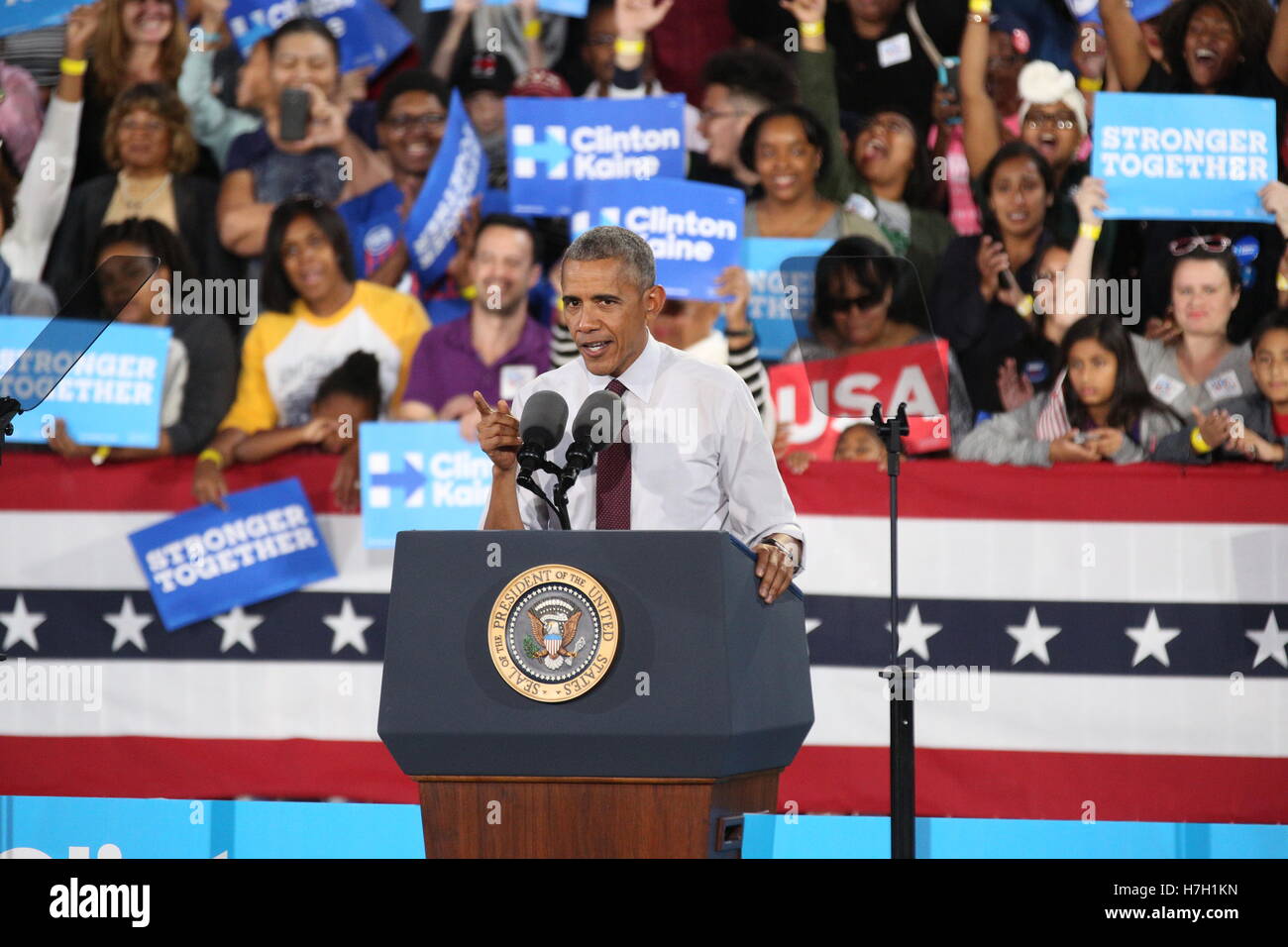 Charlotte, USA. 08Th Nov, 2016. Le président Obama parle lors de la PNC Pavillon de musique à Charlotte, NC, le 4 novembre 2016, quatre jours seulement avant l'élection présidentielle de 2016, à l'appui d'Hillary Clinton. Crédit : l'accès Photo/Alamy Live News Banque D'Images