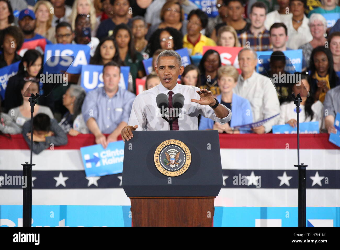 Charlotte, USA. 08Th Nov, 2016. Le président Obama parle lors de la PNC Pavillon de musique à Charlotte, NC, le 4 novembre 2016, quatre jours seulement avant l'élection présidentielle de 2016, à l'appui d'Hillary Clinton. Crédit : l'accès Photo/Alamy Live News Banque D'Images