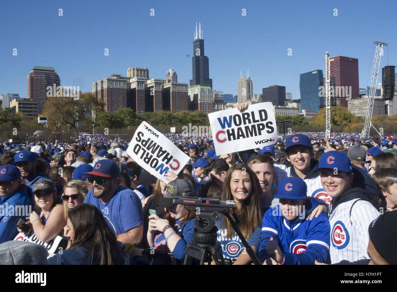 Chicago, Illinois, USA. 4ème Nov, 2016. 5 millions d'habitants de Chicago extatique l'itinéraire du défilé et rempli de Grant Park pour les World Series Champions - la célébration des Cubs de Chicago le 4 novembre 2016. Le défilé a commencé à Wrigley Field, stade des Cubs suivie d'Addison Street Lake Shore Drive de North Michigan Avenue. Elle a ensuite procéder au sud sur Columbus Drive à Balbo et sur de Grant Park, où une foule énorme dans les Cub attire les attendait. Propriétaire de l'oursons, Tom Ricketts a pris la parole, avec l'entraîneur, Joe Madden, et certains des petits joueurs dont le MVP Ben Zobrist Banque D'Images