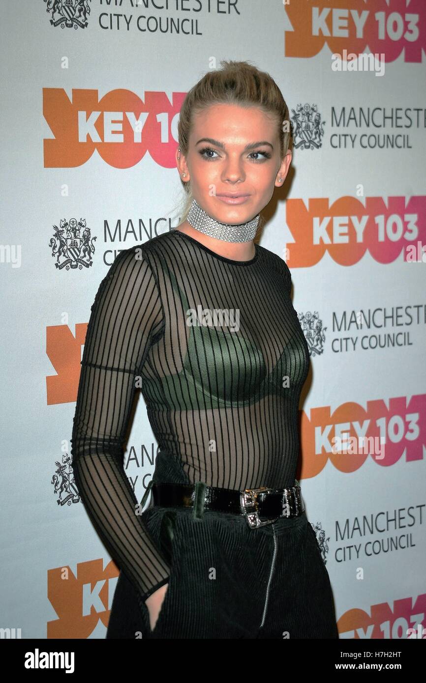 Manchester, UK. 08Th Nov, 2016. Louisa Johnson Singer Manchester 2016 Noël à crédit de l'interrupteur des feux : Peter Simpson/Alamy Live News Banque D'Images