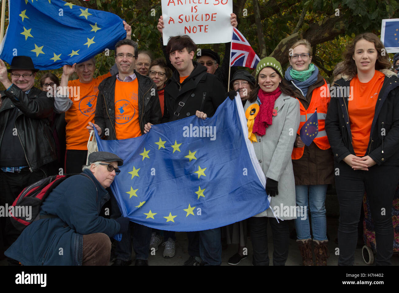 Richmond, London, UK. 05Th Nov, 2016. Sarah Olney (en écharpe rouge), les libéraux-démocrates candidat pour le Richmond Park et North Kingston par élection partielle Banque D'Images