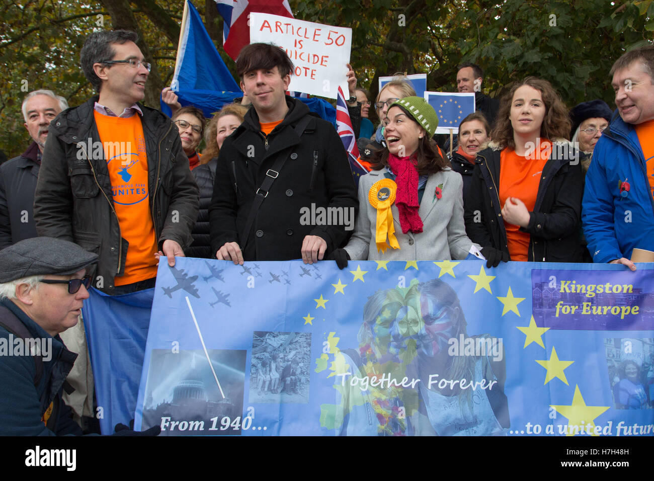 Richmond, London, UK. 05Th Nov, 2016. Sarah Olney (en écharpe rouge), les libéraux-démocrates candidat pour le Richmond Park et North Kingston d'une élection partielle provoquée par la démission de Zac Goldsmith du parti conservateur, Banque D'Images