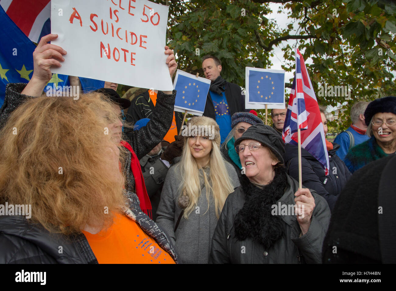 Richmond, London, UK 05 Nov, 2016 Sarah Olney, les Libéraux Démocrates candidat au Richmond Park et North Kingston d'une élection partielle provoquée par la démission de Zac Goldsmith du parti conservateur, campagnes de Richmond avec des partisans pro-européen. Brexit le référendum est une question clé dans la circonscription qui a voté 73  % Crédit : rester sur Regard/Photographique Alamy Live News Banque D'Images