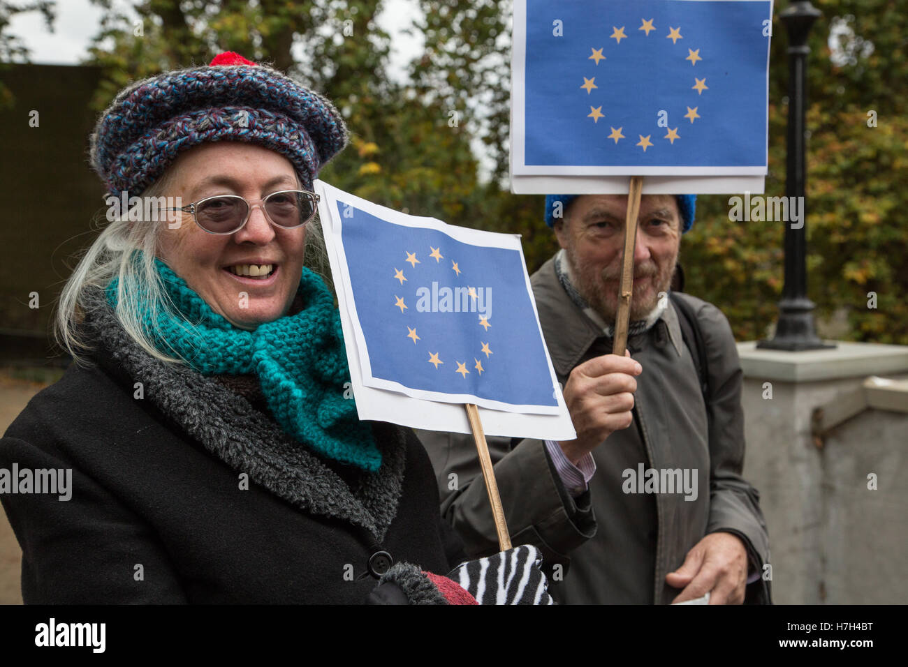 Richmond, London, UK 05 Nov, 2016 Sarah Olney, les Libéraux Démocrates candidat au Richmond Park et North Kingston d'une élection partielle provoquée par la démission de Zac Goldsmith du parti conservateur, campagnes de Richmond avec des partisans pro-européen. Brexit le référendum est une question clé dans la circonscription qui a voté 73  % Crédit : rester sur Regard/Photographique Alamy Live News Banque D'Images