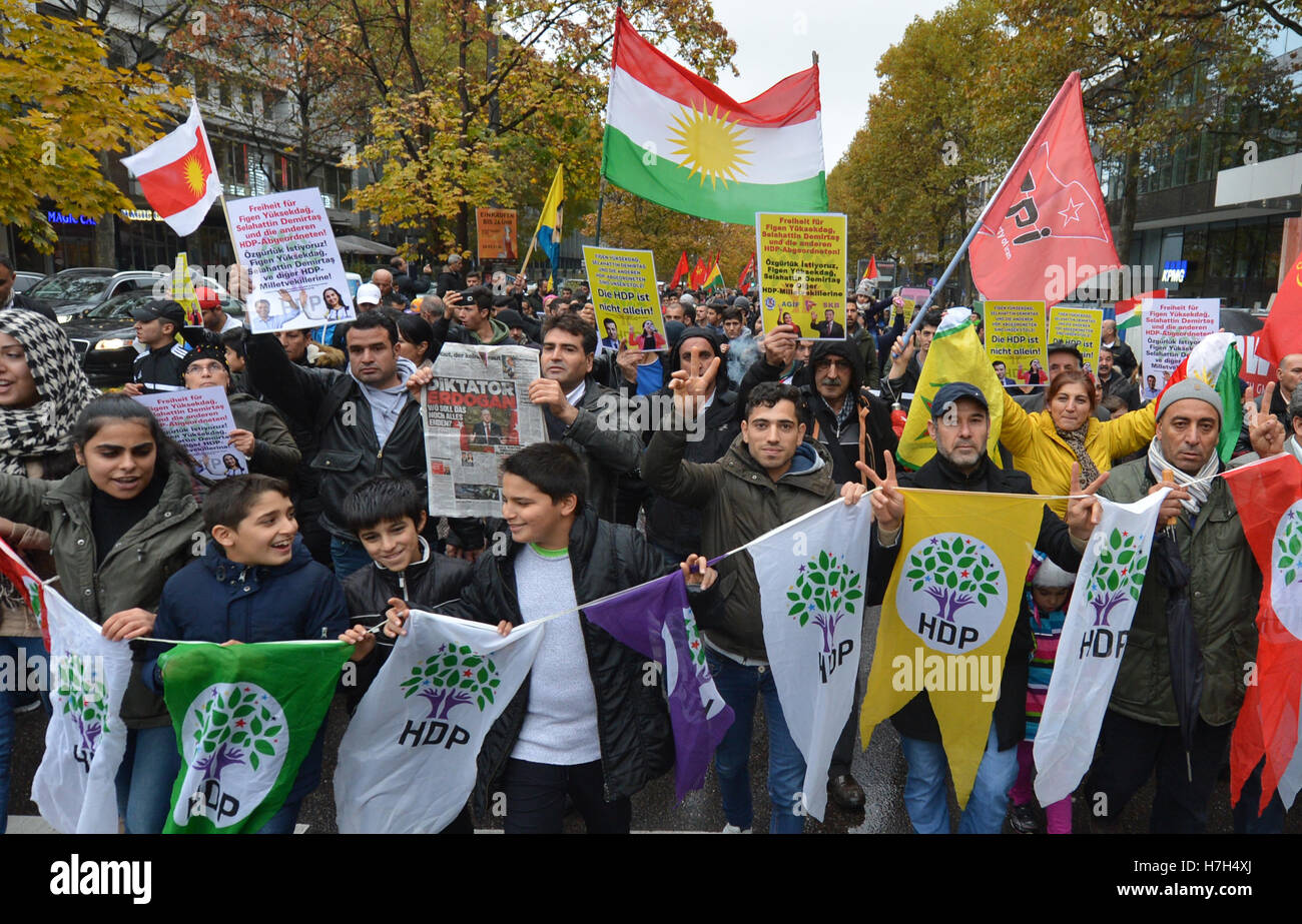 Les Kurdes manifestant contre l'arrestation d'un important homme politique kurde en Turquie, 05 novembre 2016 à Stuttgart, Allemagne. Photo : FRANZISKA KRAUFMANN/dpa Banque D'Images