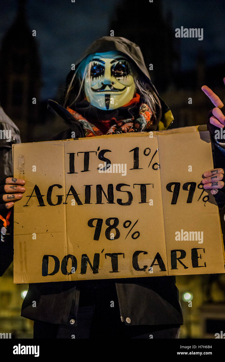 Londres, Royaume-Uni. 05Th Nov, 2016. Les millions de Mars à l'extérieur du Parlement - Masque anti-establishment des manifestants dans V pour Vendetta-inspiré des masques de Guy Fawkes mars de Trafalgar Square à la place du Parlement. Il a été organisé par Anonyme, le réseau 'anarchique' hacktiviste. Le mouvement est également étroitement identifiée à l'occuper des protestations, Wikileaks, et le Printemps arabe. ll/Alamy Live News Crédit : Guy Bell/Alamy Live News Banque D'Images