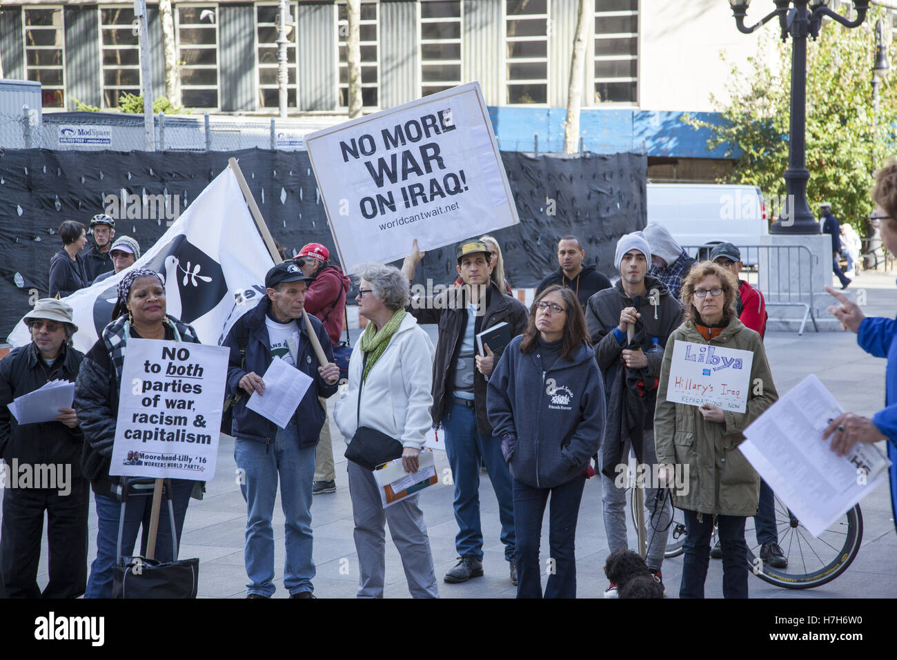 Brooklyn, New York, USA. 5ème Nov, 2016. Les activistes anti-guerre se sont rassemblés et ont défilé à Brooklyn pour Hillary Clinton campagne nationale de l'administration centrale pour donner leur message à nous empêcher d'agression militaire dans le monde, détruisant des pays comme l'Iraq, la Syrie et la Libye. Crédit : David Grossman/Alamy Live News Banque D'Images