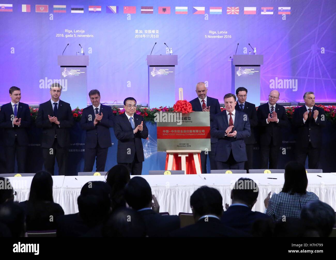 Riga, Lettonie. 5ème Nov, 2016. Le Premier ministre chinois Li Keqiang (4L) et Premier ministre letton Maris Kucinskis (4e R) assistent à une cérémonie de dévoilement de la CEEF Sino-Holding Company Limited à Riga, Lettonie, 5 novembre 2016. © Liu Weibing/Xinhua/Alamy Live News Banque D'Images