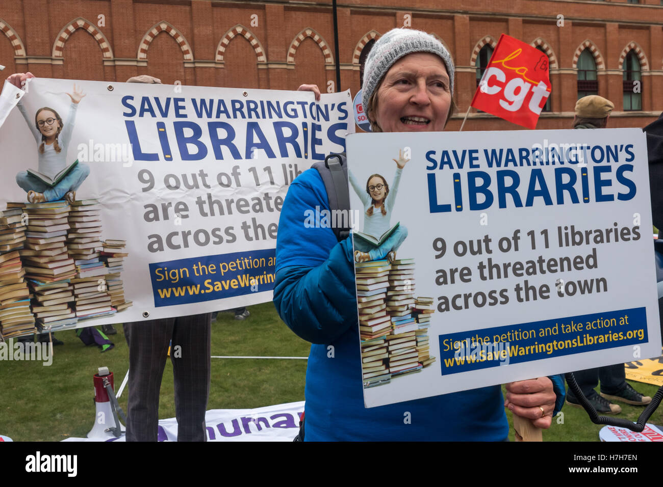 Londres, Royaume-Uni. 5e novembre 2016. La campagne à sauver les bibliothèques de Warrington avant la marche de plus de 2000 de la British Library à un rassemblement à Trafalgar Square à l'appui des bibliothèques publiques, musées et galeries d'art, menacés par les compressions gouvernementales et des fermetures comme le budget des collectivités locales sont coupés. Au Royaume-Uni depuis 2010, 8 000 payés et formés aux employés de bibliothèque ont perdu leur emploi, 343 bibliothèques ont été fermées (et un autre 300 ou ainsi remis aux bénévoles) ; et un à cinq musées régionaux sont au moins partiellement fermé. Pour ceux qui restent ouverts, beaucoup ont vu une réduction des heures d'ouverture et je Banque D'Images