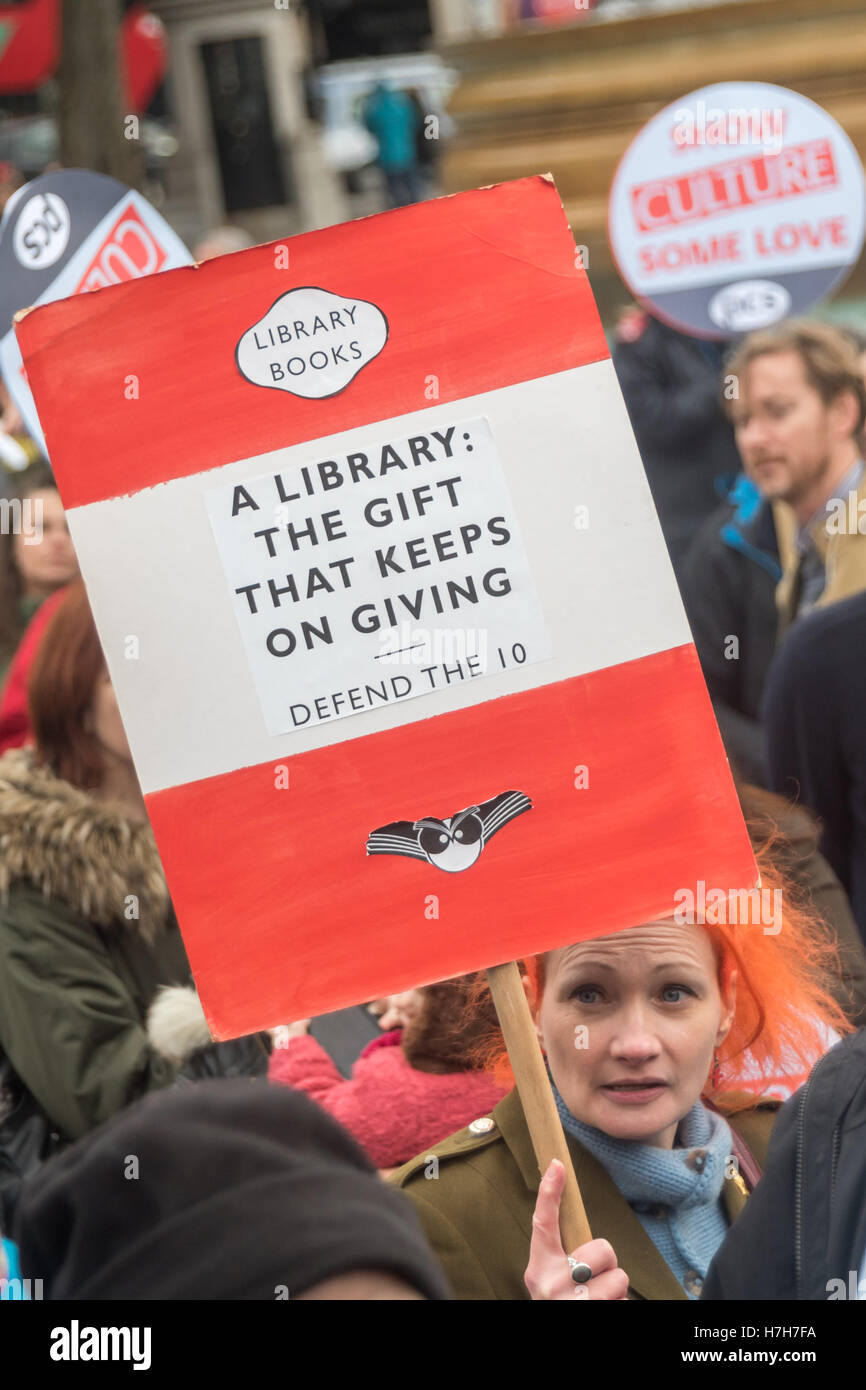 Londres, Royaume-Uni. 5e novembre 2016. Plus de deux mille personnes de la British Library à un rassemblement à Trafalgar Square à l'appui des bibliothèques publiques, musées et galeries d'art, menacés par les compressions gouvernementales et des fermetures comme le budget des collectivités locales sont coupés. Au Royaume-Uni depuis 2010, 8 000 payés et formés aux employés de bibliothèque ont perdu leur emploi, 343 bibliothèques ont été fermées (et un autre 300 ou ainsi remis aux bénévoles) ; et un à cinq musées régionaux sont au moins partiellement fermé. Pour ceux qui restent ouverts, beaucoup ont vu une réduction des heures d'ouverture et dans les services que les programmes d'éducation Banque D'Images