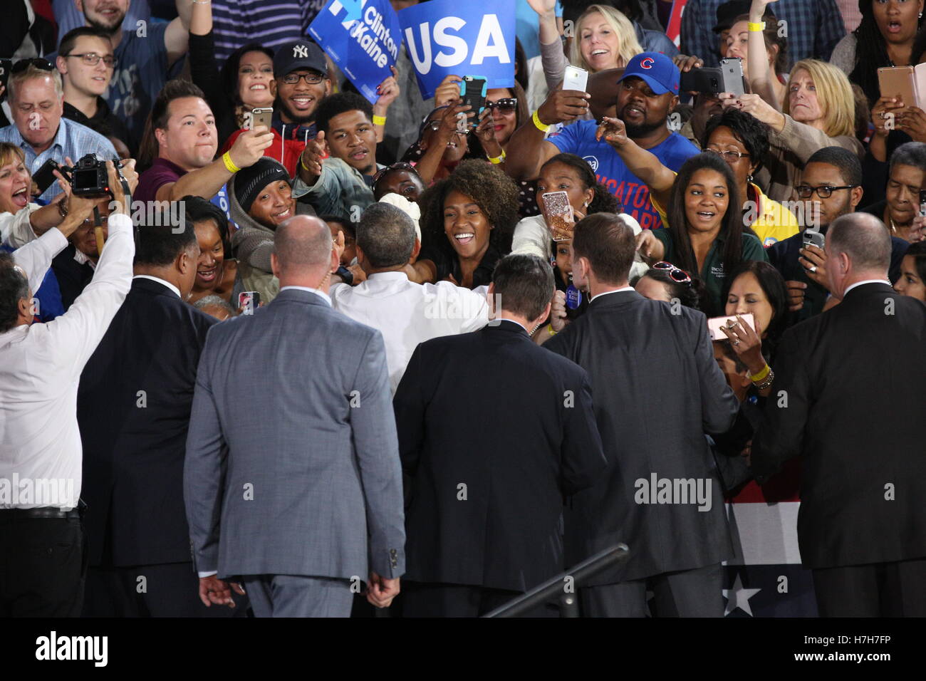 Charlotte, USA. 08Th Nov, 2016. Le président américain Barack Obama serre la main, donne aux étreintes, et rassemble à la foule après son discours à l'appui de la candidature présidentielle Hillary Clinton au Pavillon de Musique de la PNC à Charlotte, NC, le 4 novembre Banque D'Images