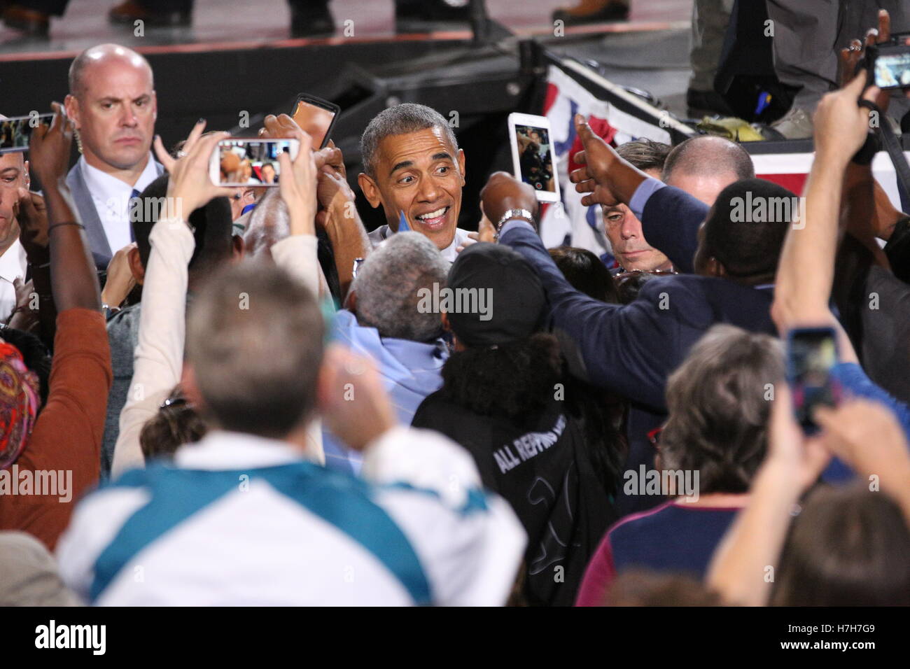 Charlotte, USA. 08Th Nov, 2016. Le président américain Barack Obama serre la main, donne aux étreintes, et rassemble à la foule après son discours à l'appui de la candidature présidentielle Hillary Clinton au Pavillon de Musique de la PNC à Charlotte, NC, le 4 novembre Banque D'Images