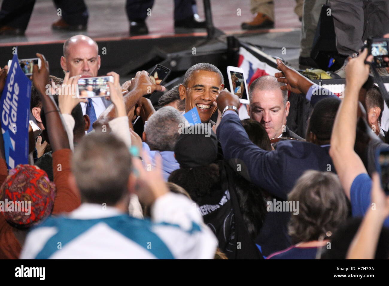 Charlotte, USA. 08Th Nov, 2016. Le président américain Barack Obama serre la main, donne aux étreintes, et rassemble à la foule après son discours à l'appui de la candidature présidentielle Hillary Clinton au Pavillon de Musique de la PNC à Charlotte, NC, le 4 novembre Banque D'Images