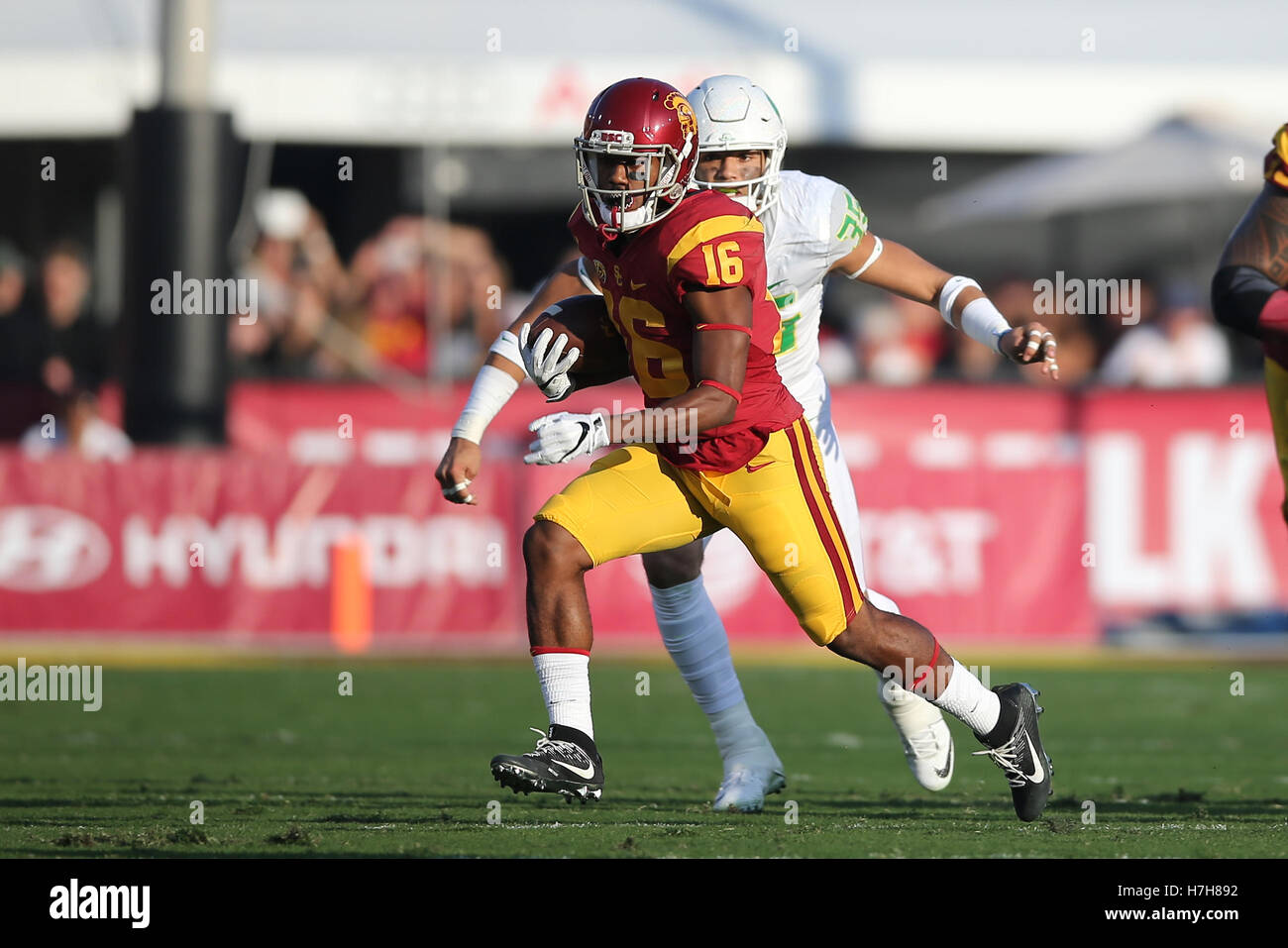 Los Angeles, CA, US, USA. 5ème Nov, 2016. 5 novembre 2016 : retour d'exécution USC Trojans Dominic Davis (16) trouve un beau trou pour un bon gain comme les troyens de mars en haut et en bas le terrain pour un premier trimestre dans le jeu entre les canards de l'Oregon et de l'USC Trojans, le Coliseum de Los Angeles, CA. Peter Renner and Co/ Fil Zuma © Peter Renner and Co/ZUMA/Alamy Fil Live News Banque D'Images